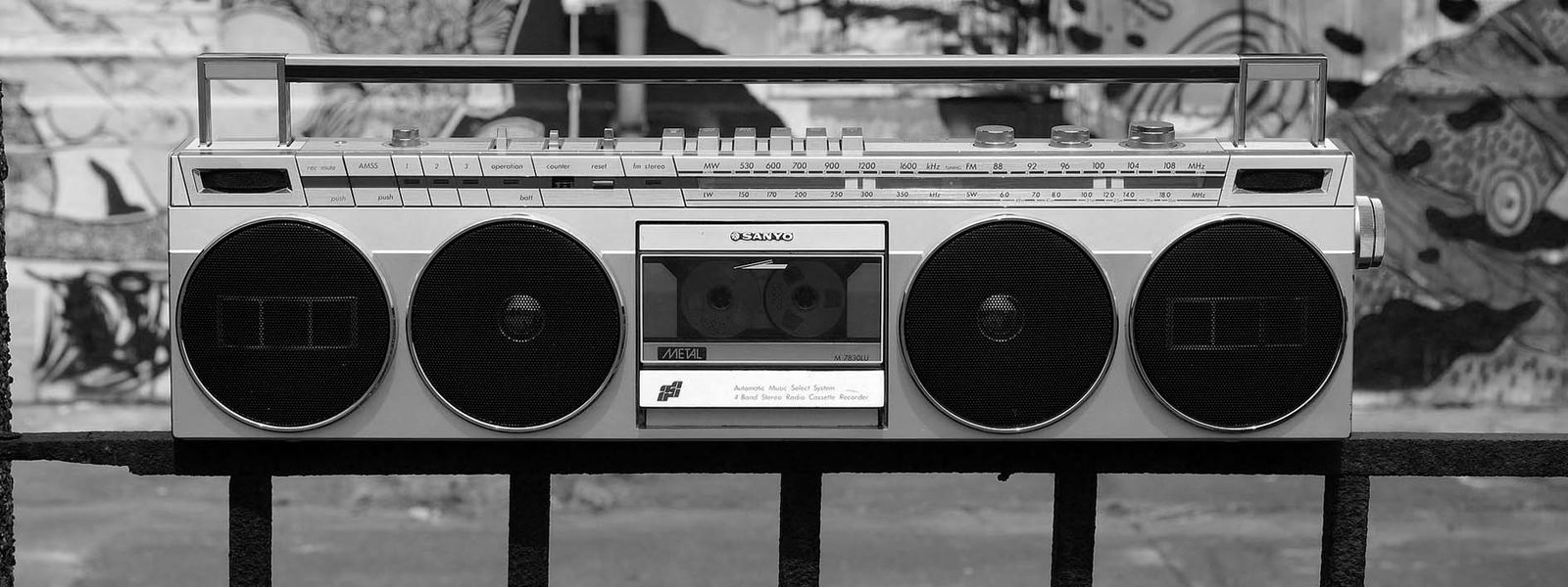 kiss-old-school-hip-hop-ghetto-blaster