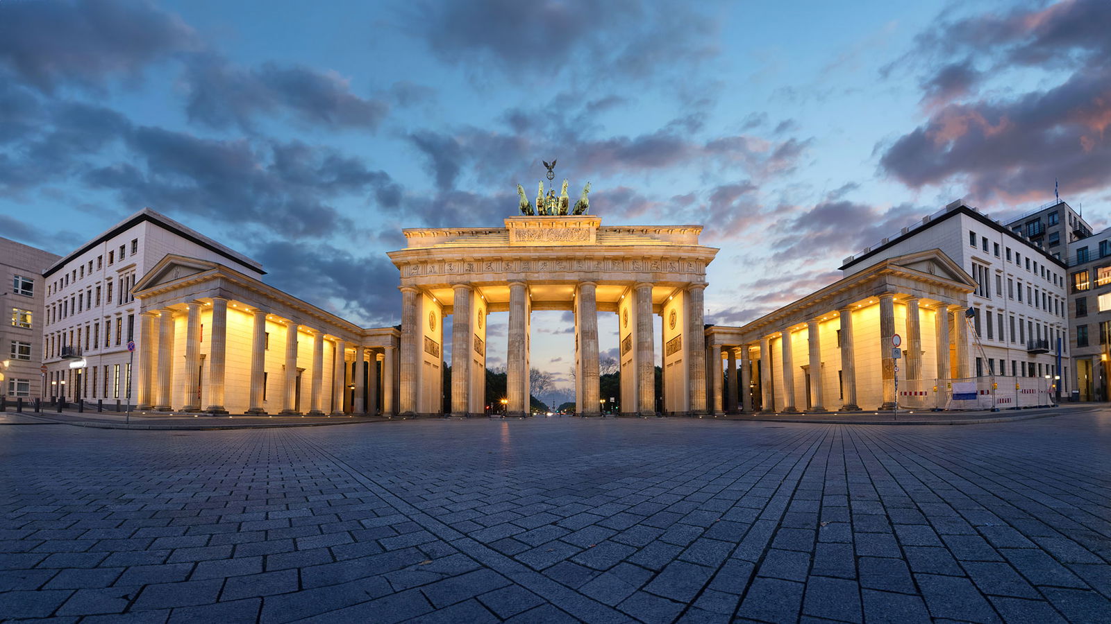 Bild vom Brandenburger Tor in Berlin bei Abenddämmerung