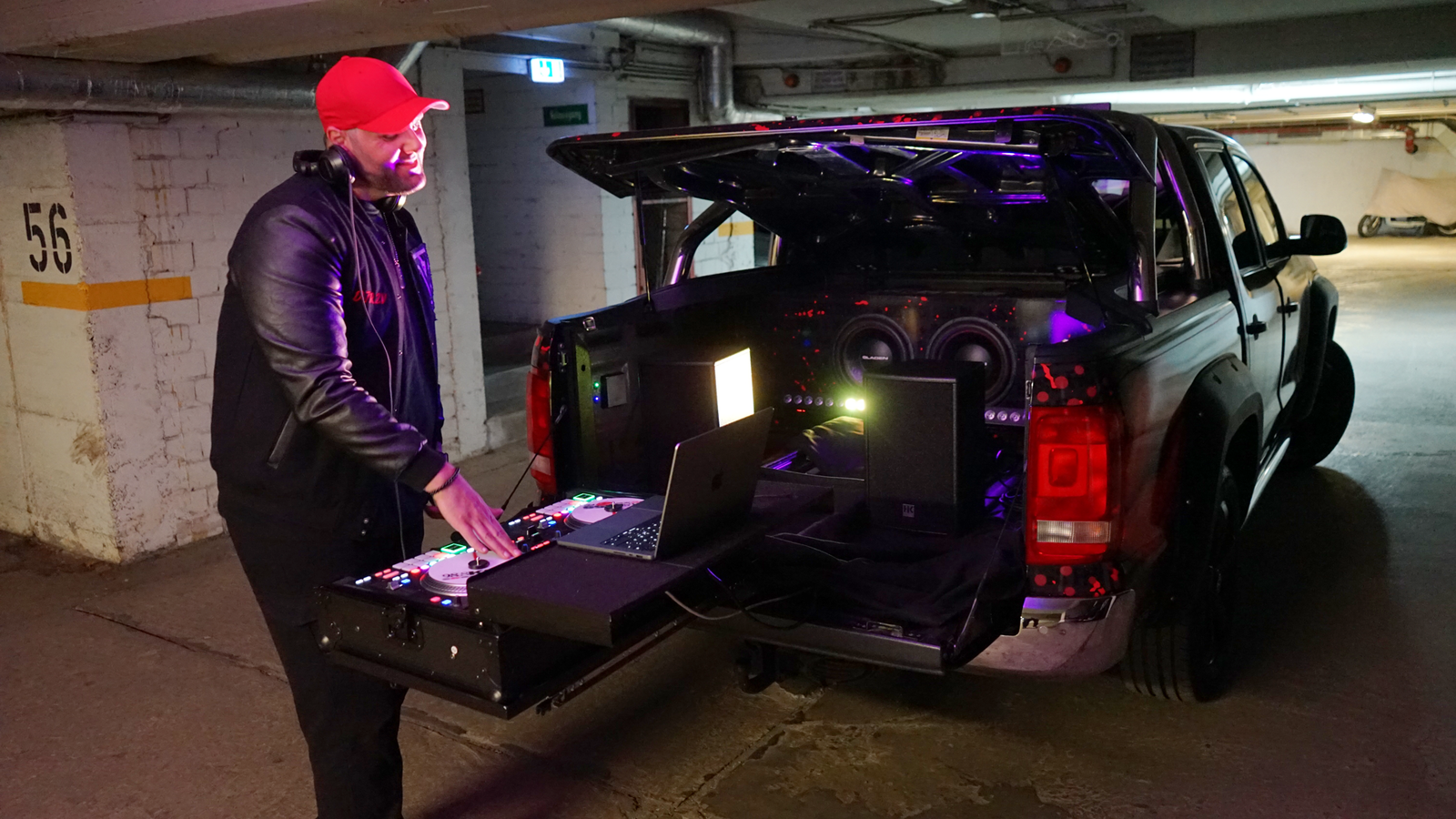 KISS FM DJ steht am KISS Truck und legt auf