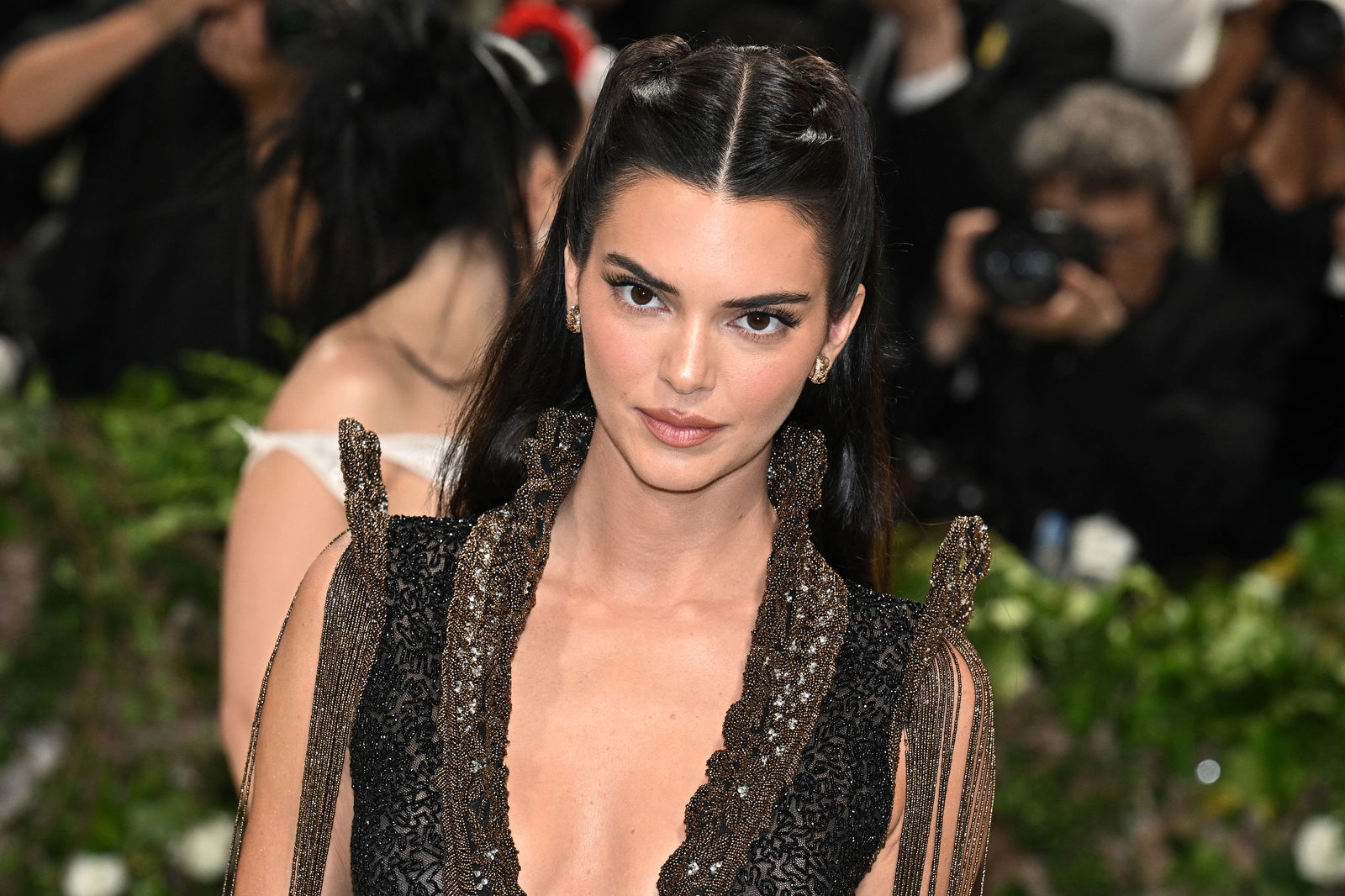 KISS FM Star News Kendall Jenner barfuß im Louvre 