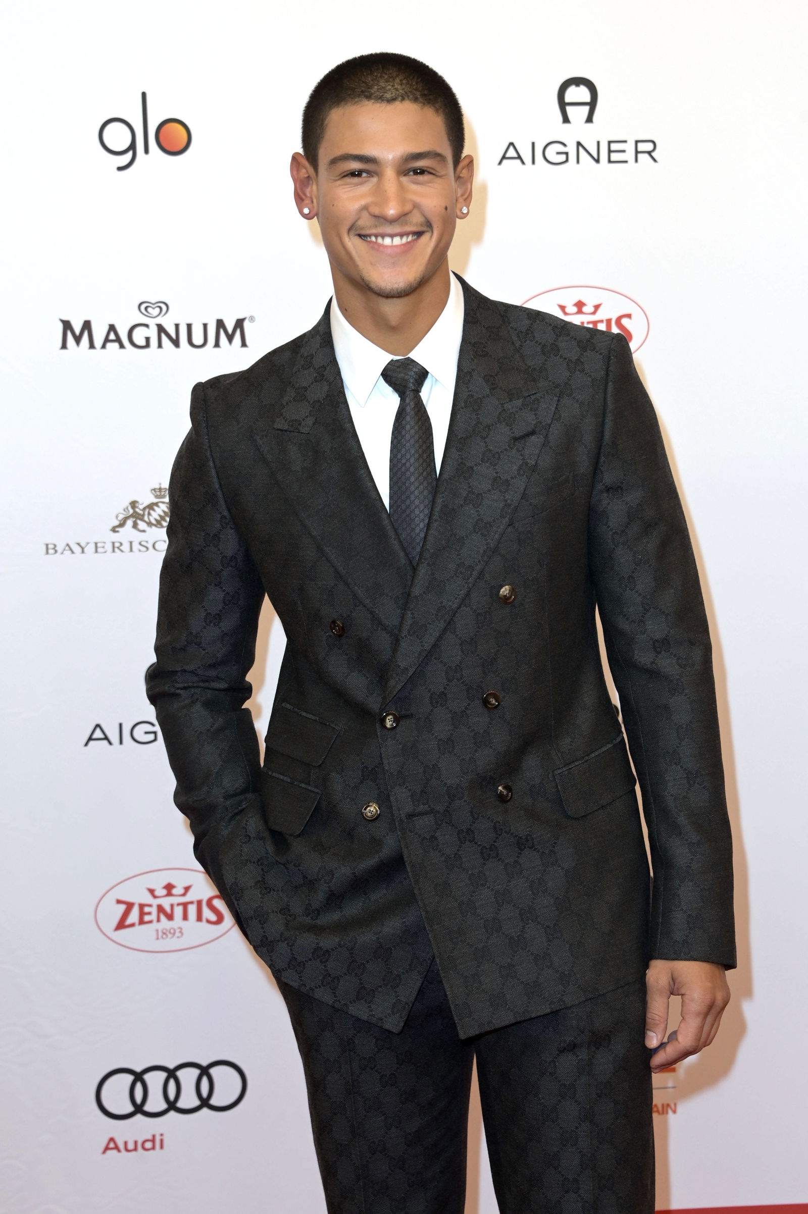 Star News Emilio Sakraya gönnt seltenen Einblick