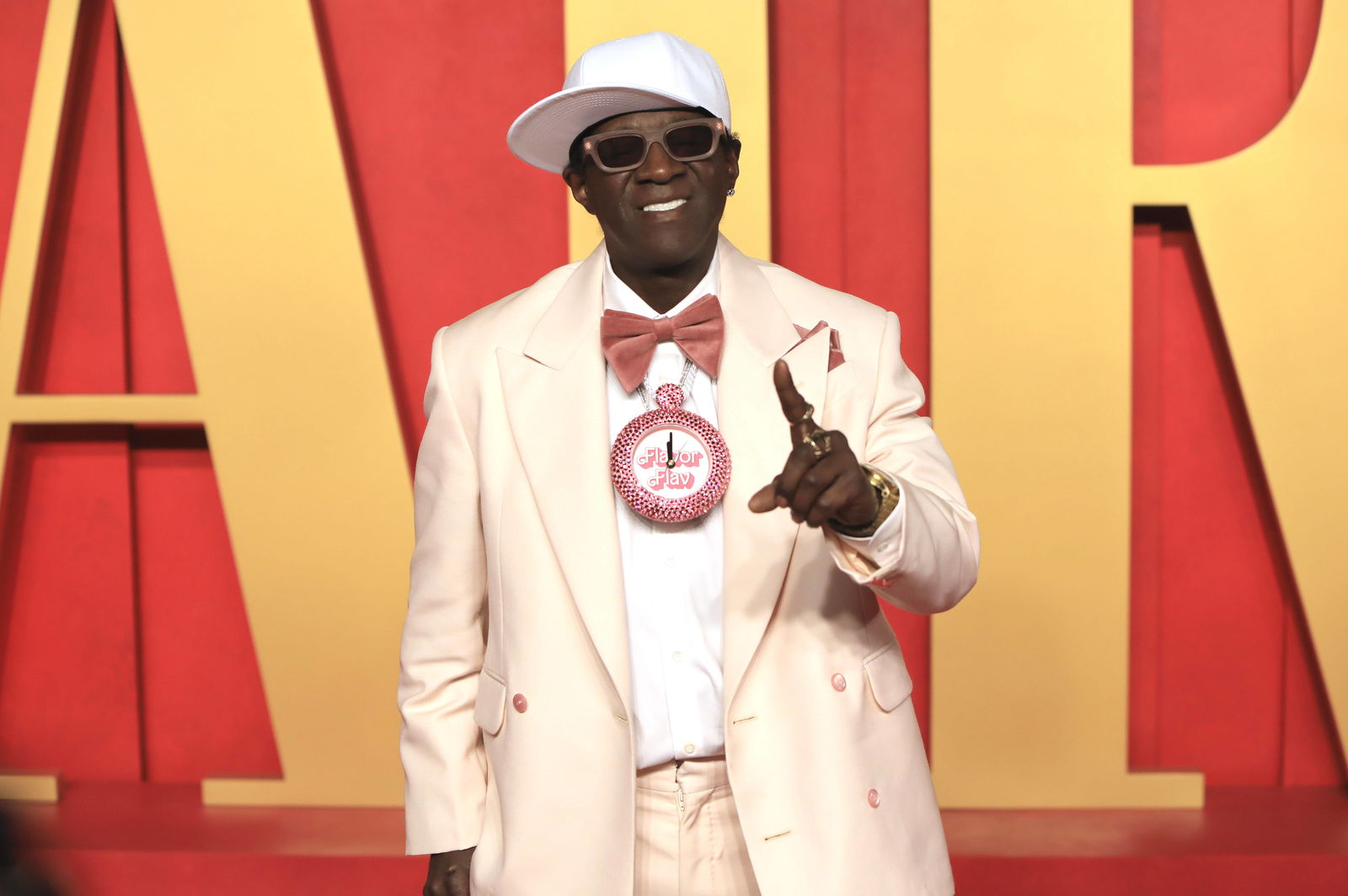 Flavor Flav macht ein besonderes Geschenk nach Olympia-Drama
