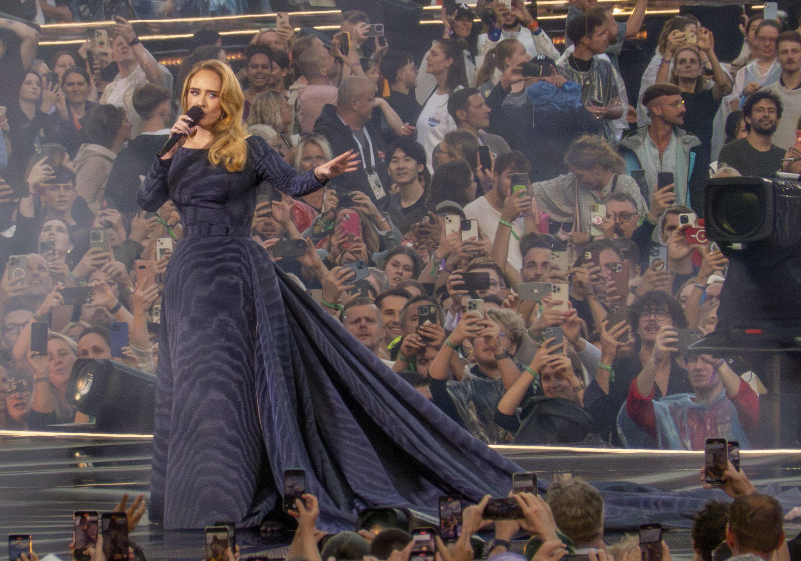  Adele gibt ihre Verlobung bei Konzert in München bekannt