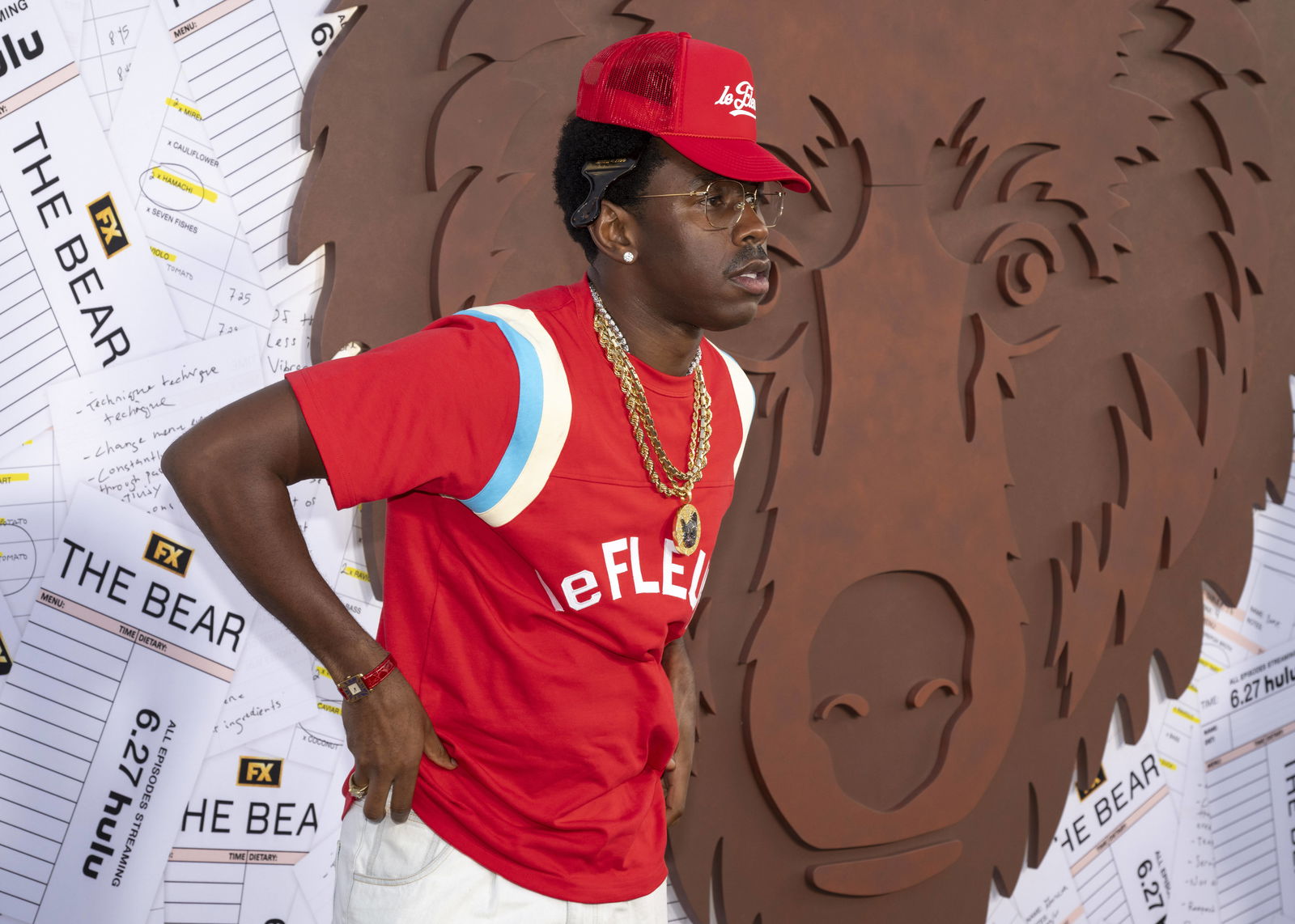 Tyler, The Creator auf rotem Teppich vor The Bear Leinwand