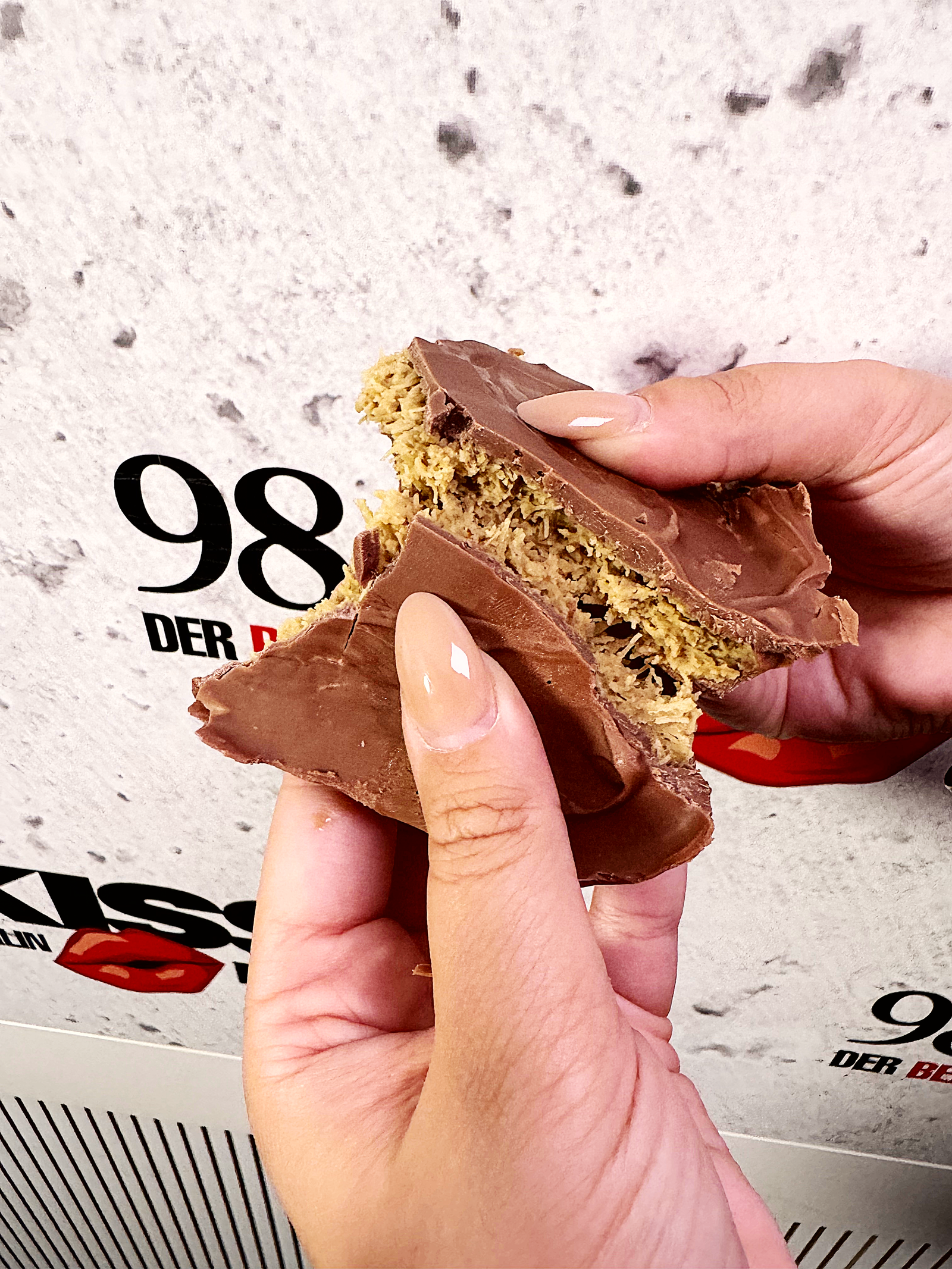 Dubai Schokolade wird in der Mitte gebrochen