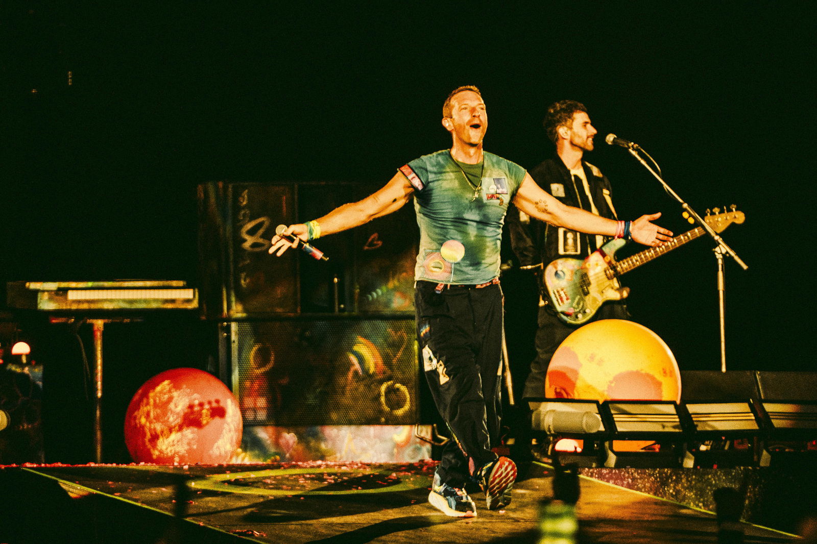 Chris Martin/Coldplay spielen ein Konzert auf der Bühne