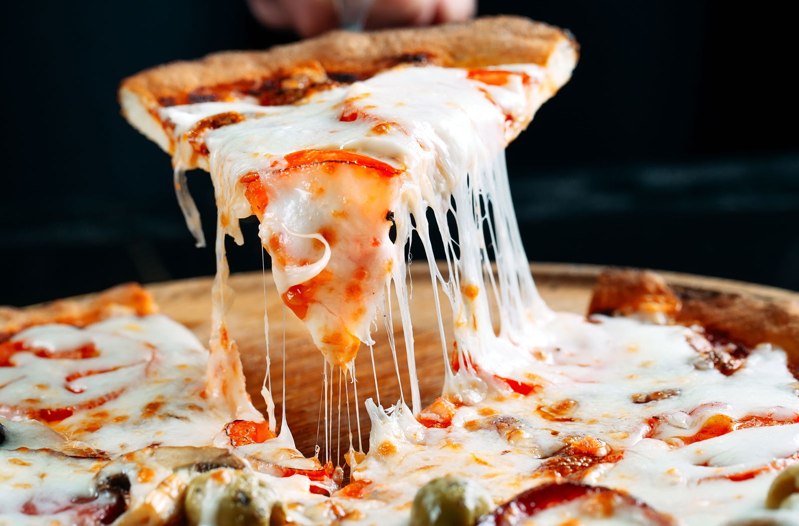 Pizza wird angehoben