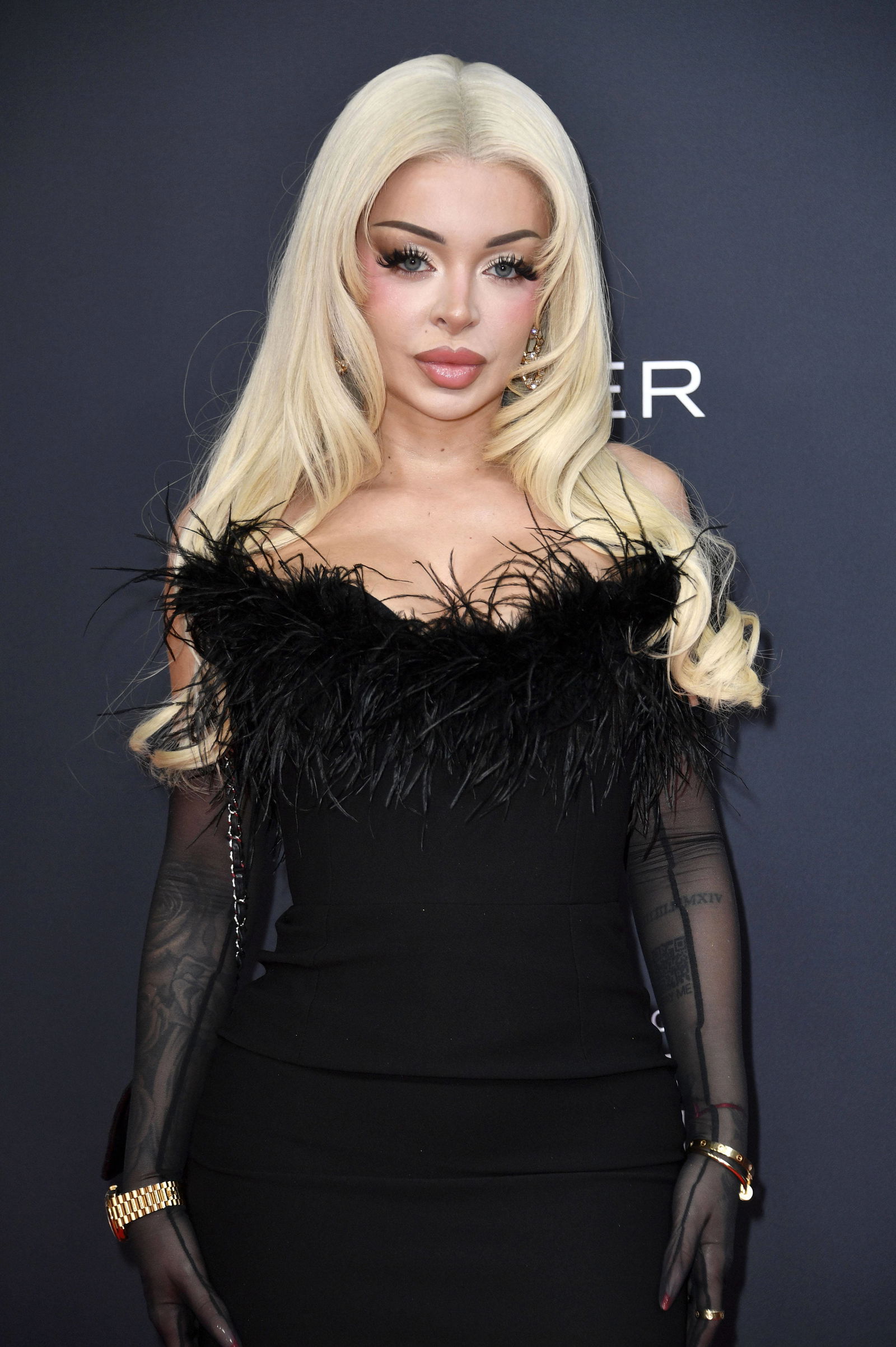 Katja Krasavice auf Teppich