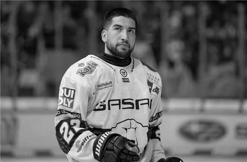 Tobias Eder schwarz Weiß Eisbären Berlin