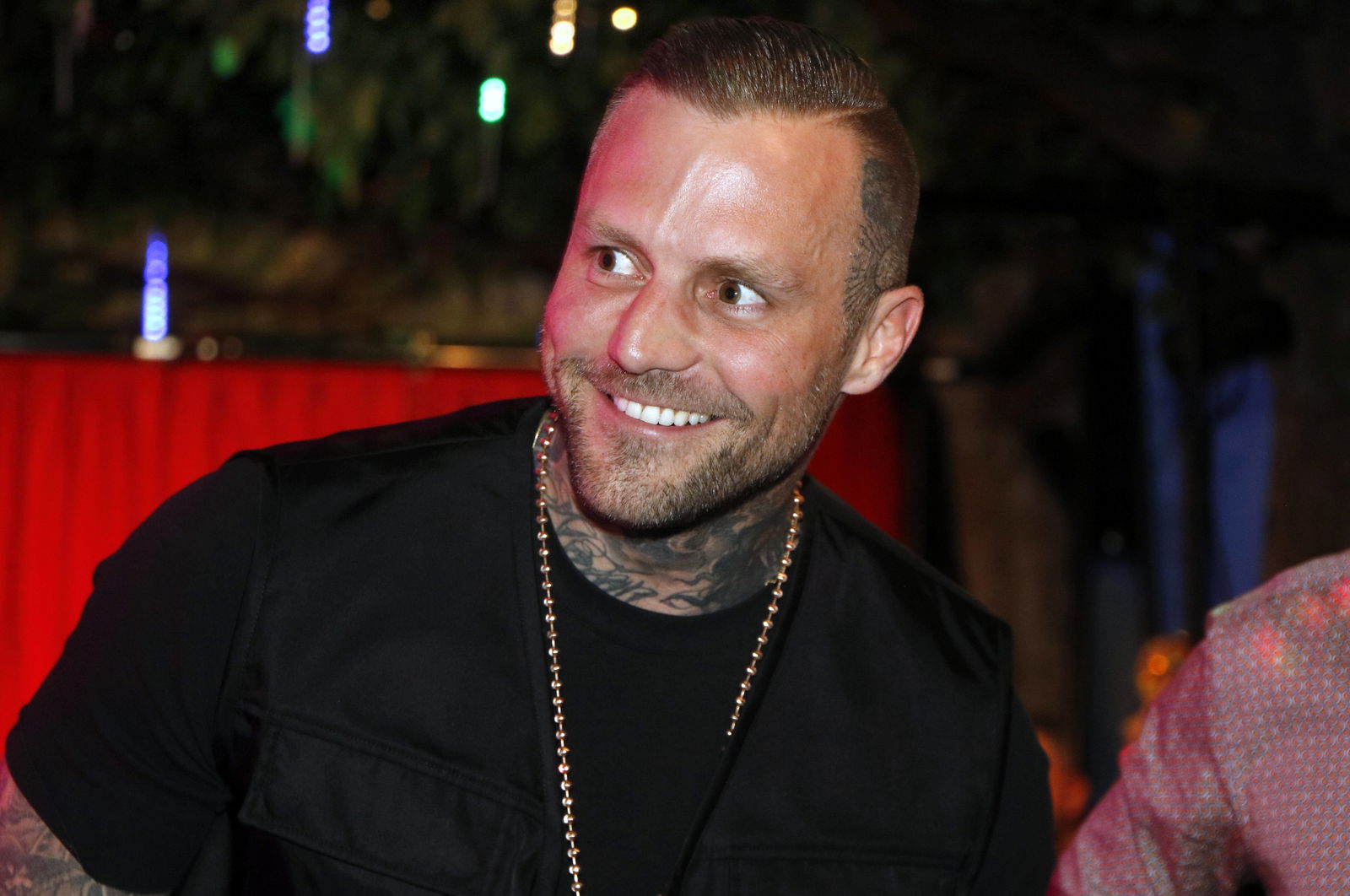 Kontra K bei Enthüllung seiner Wachsfigur