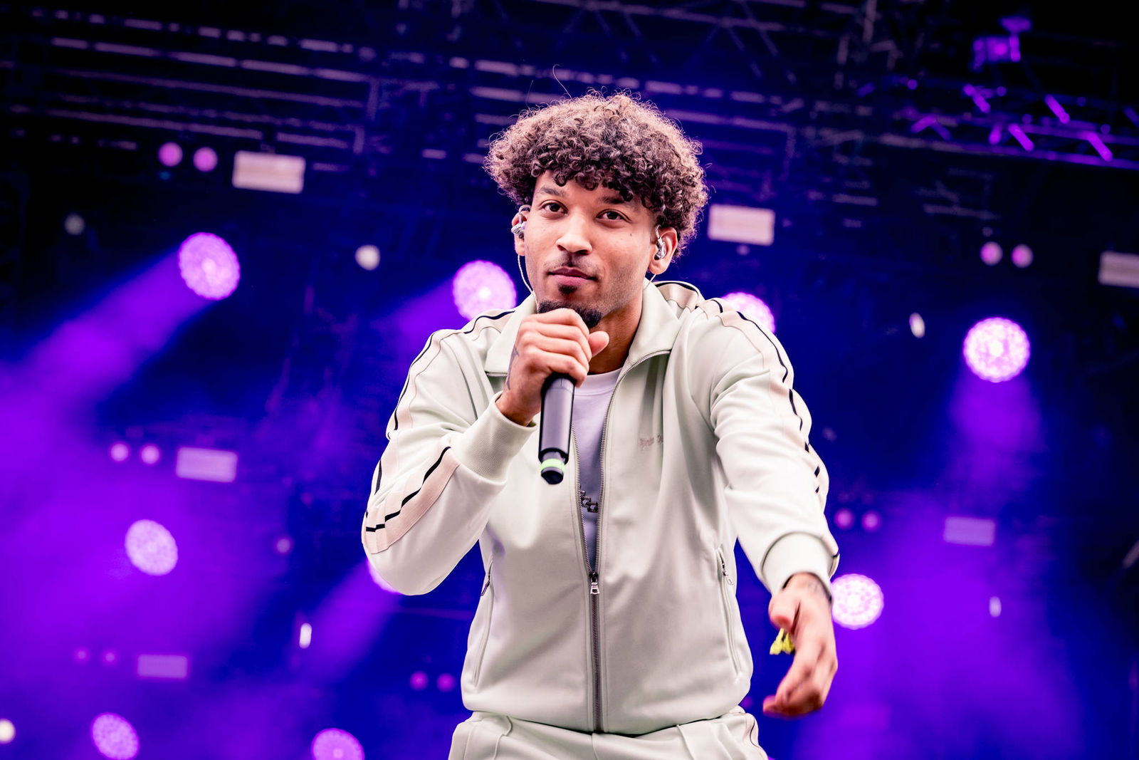 Jazeek bei Auftritt auf der Bühne