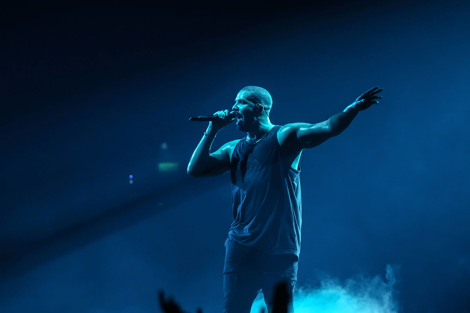 Drake performt Konzert in dunklem Licht