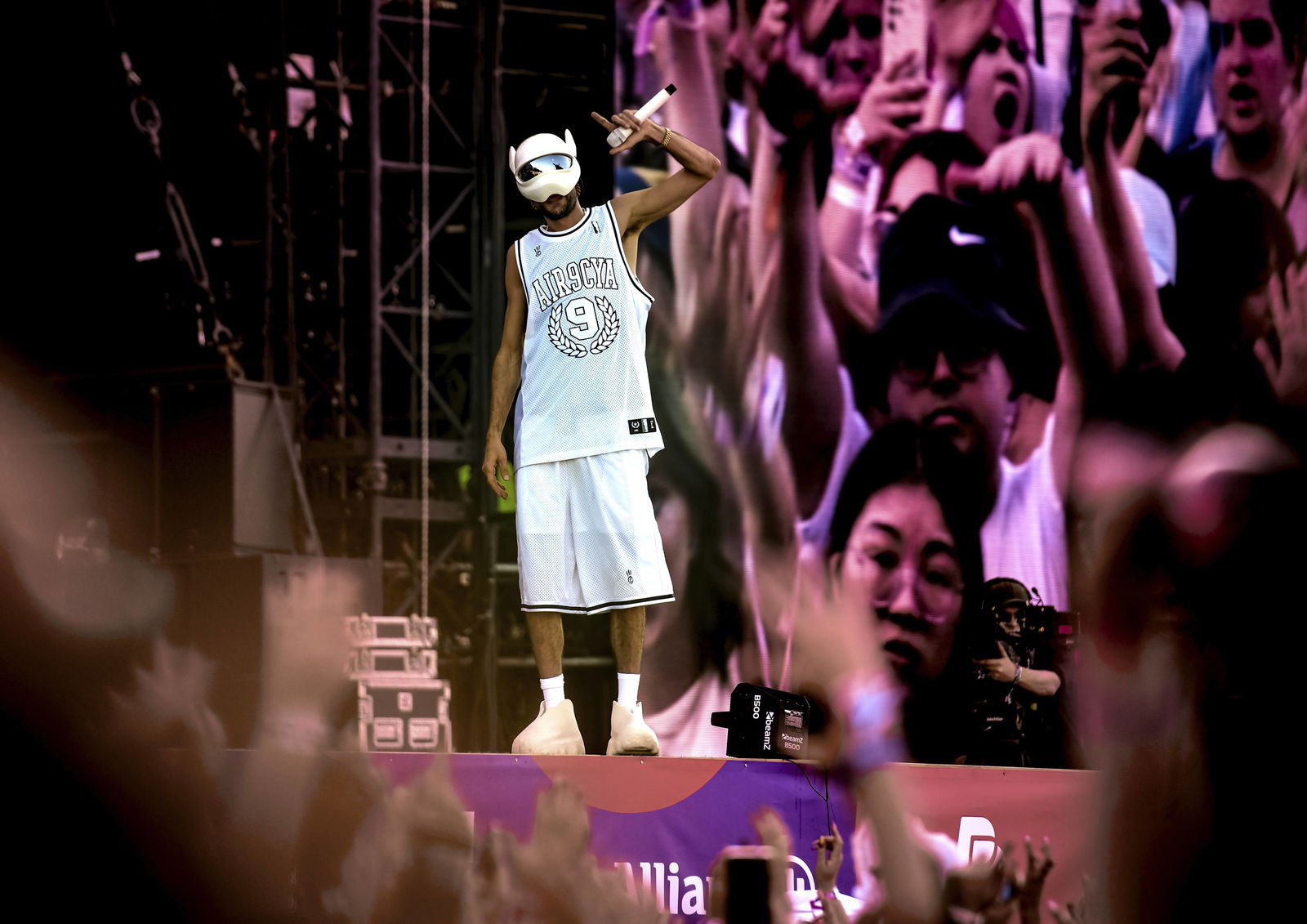 Cro bei Auftritt auf Bühne beim Lollapalooza 2024