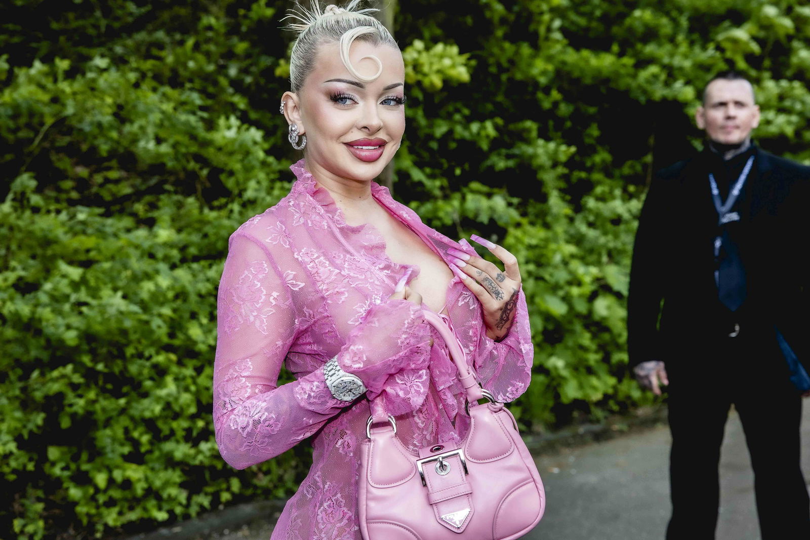 Katja Krasavice in pinkem Outfit