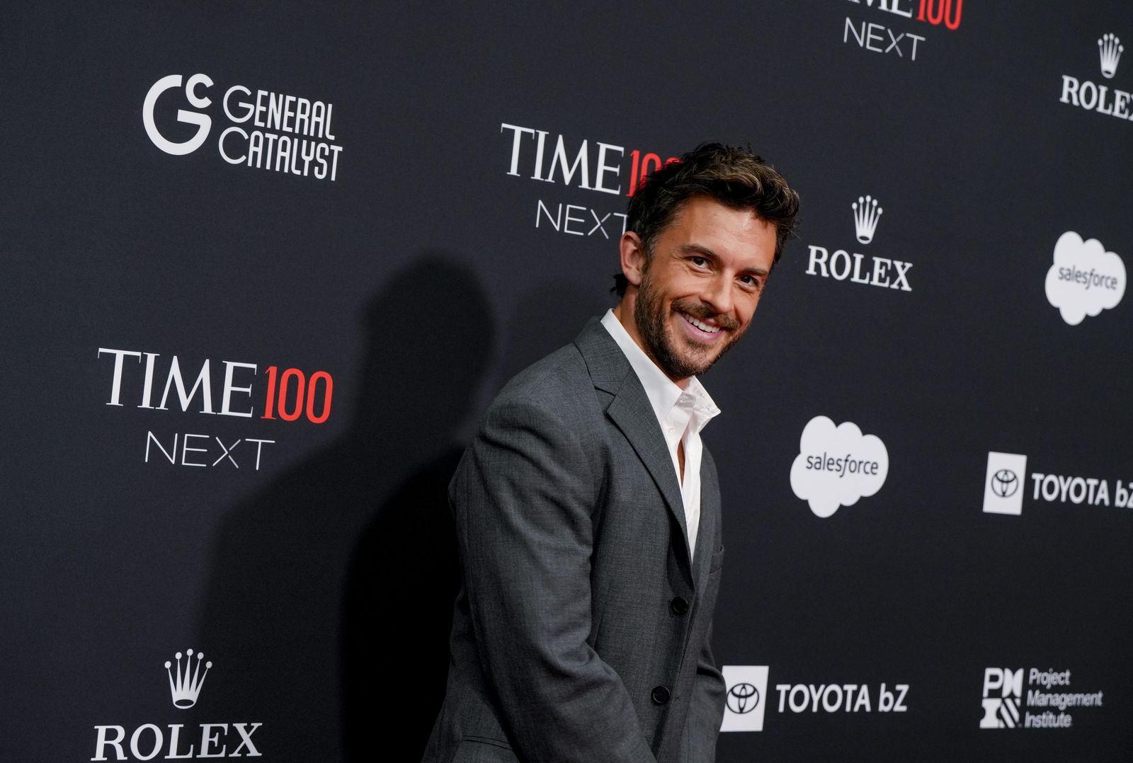 Jonathan Bailey auf dem roten Teppich