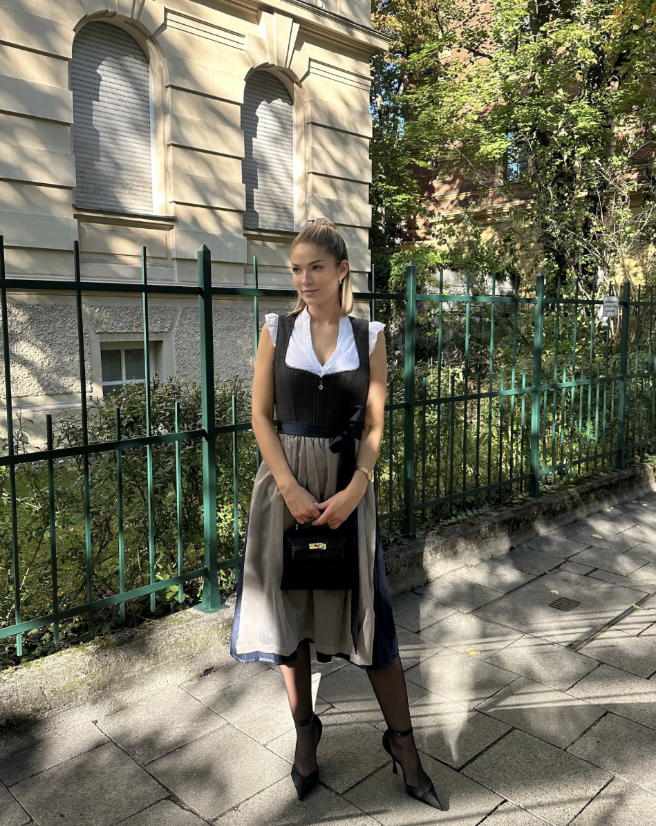 Alessandra Wichert posiert im Dirndl