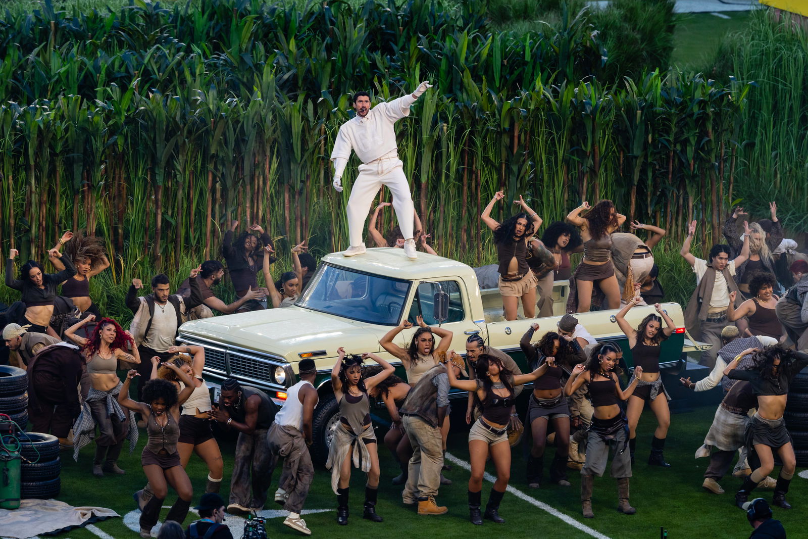 Bad Bunny auf einem Auto beim Superbowl 2025
