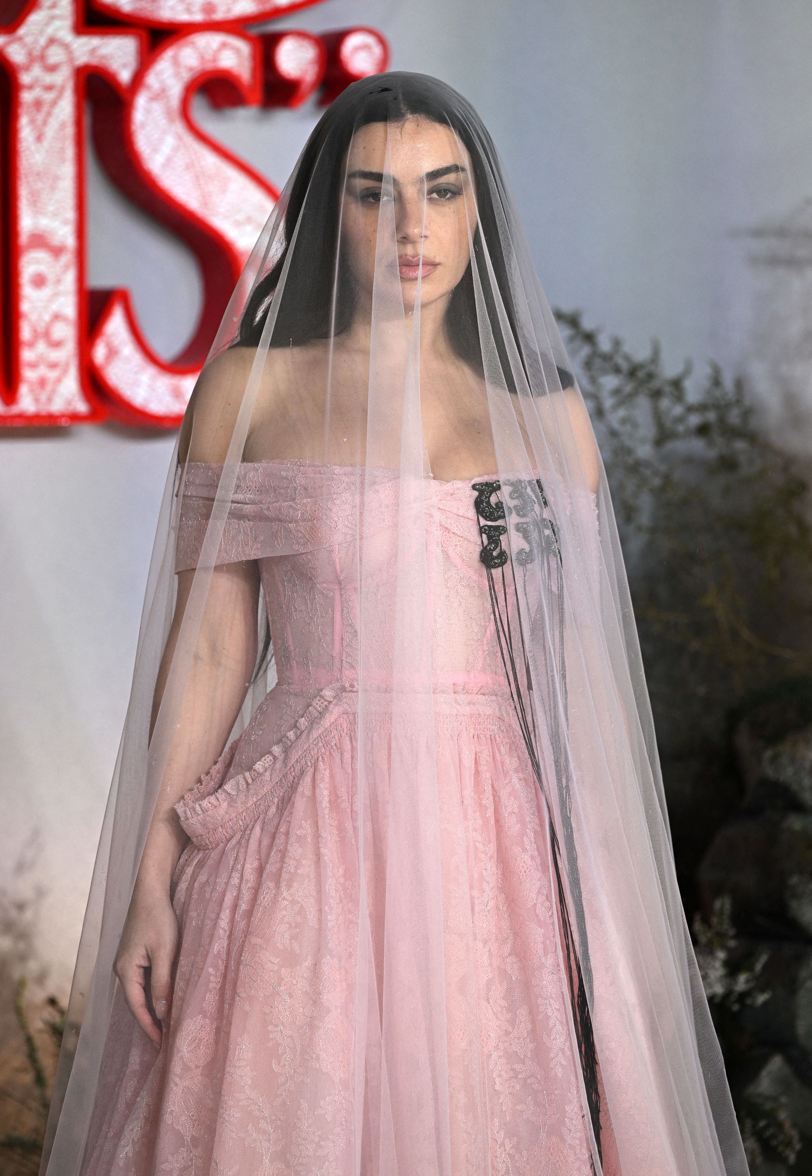 Charli XCX und Milly Alcock im Horrorfilm