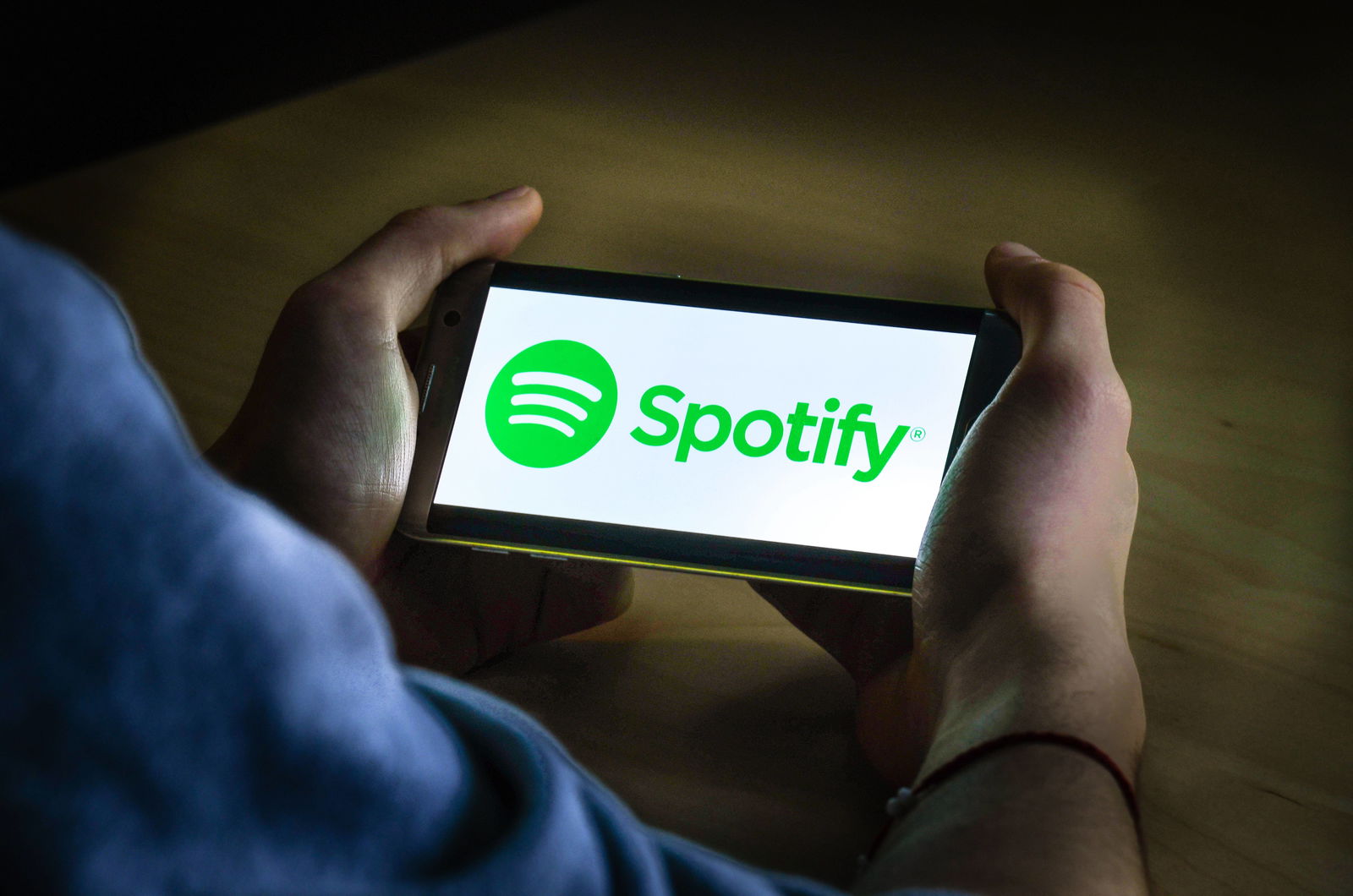 grünes Spotify Logo auf einem Handydisplay