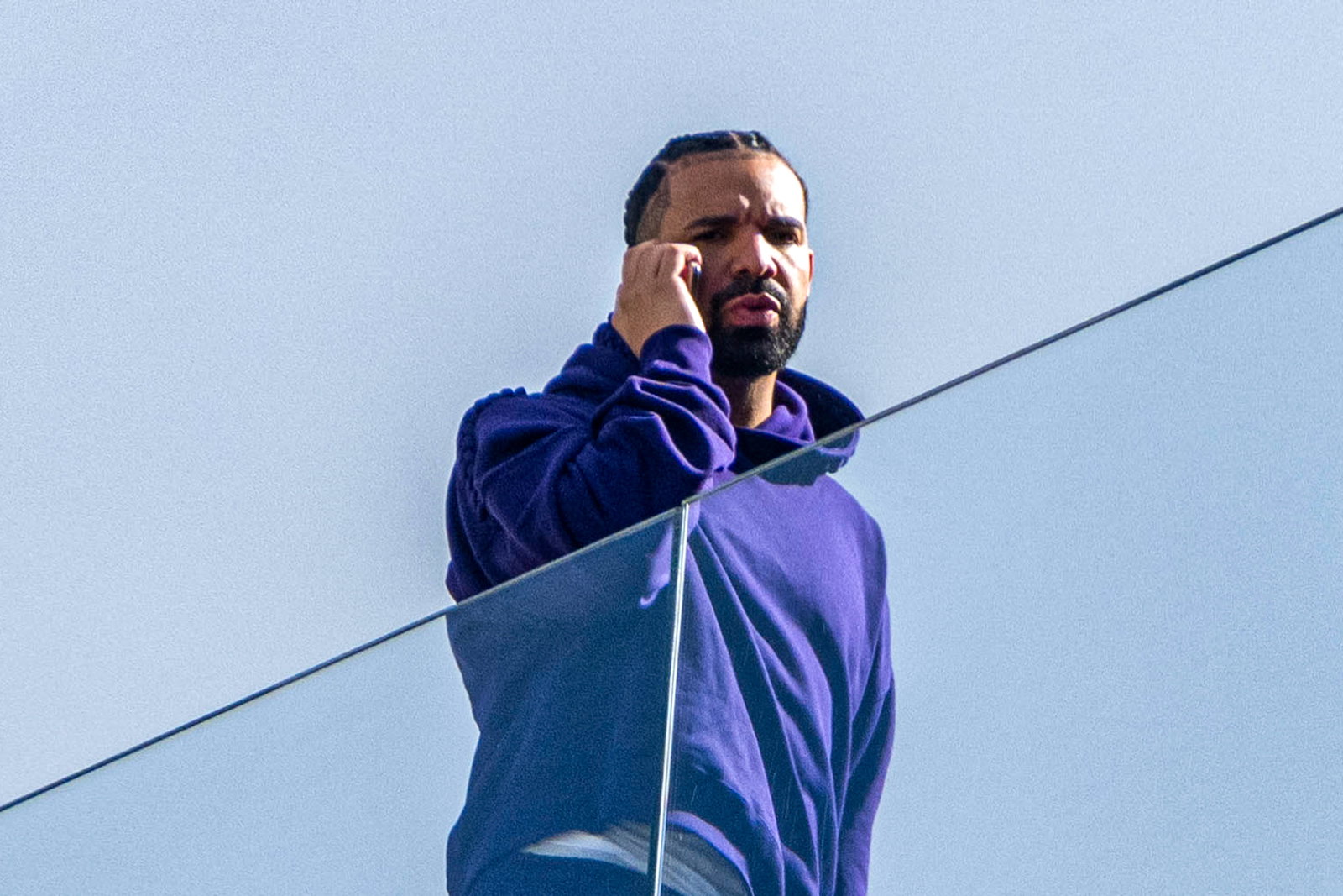 Rapper Drake telefoniert auf einem Gebäude in Paris 2025