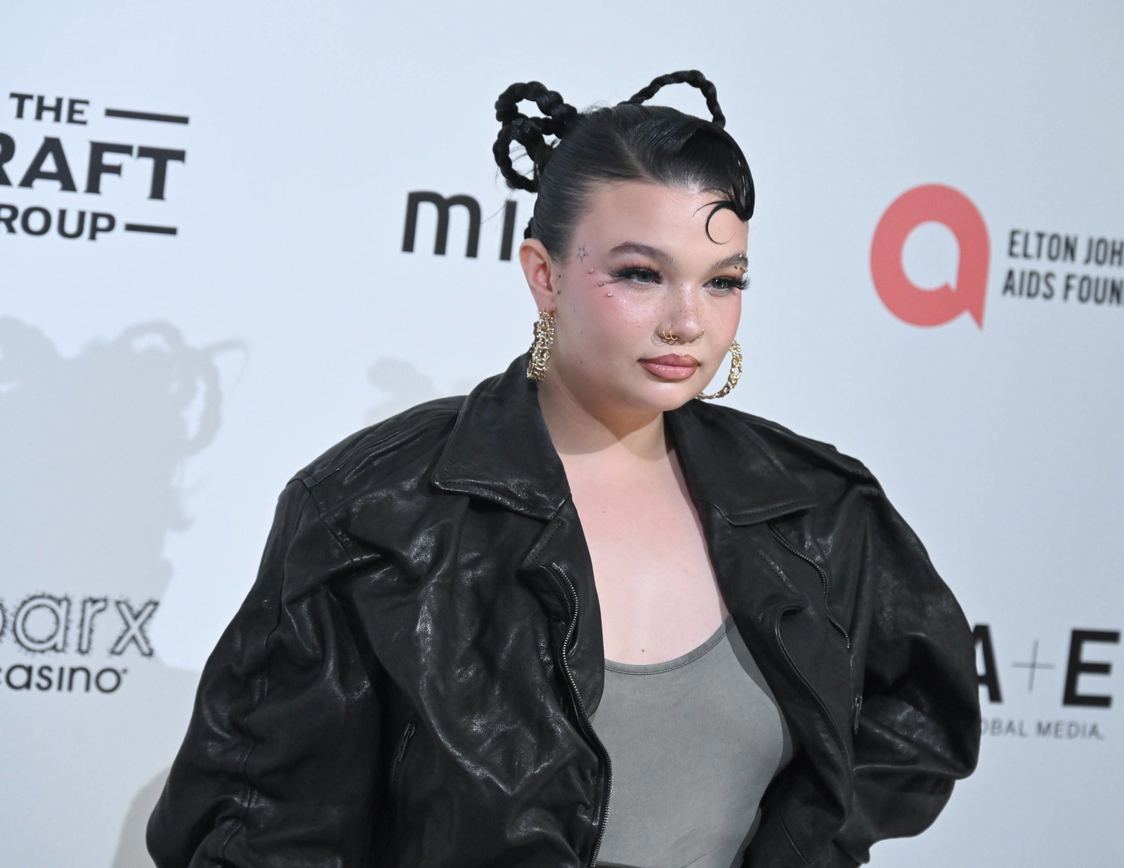 Lola Young bei der 34. Elton John AIDS Foundation Academy Awards Viewing Party in Los Angeles 2026