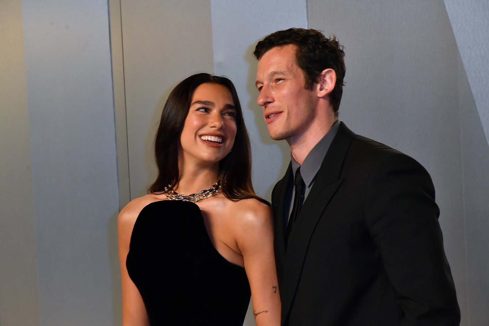 Dua Lipa und Callum Turner bei der Vanity Fair Oscar Party in Los Angeles