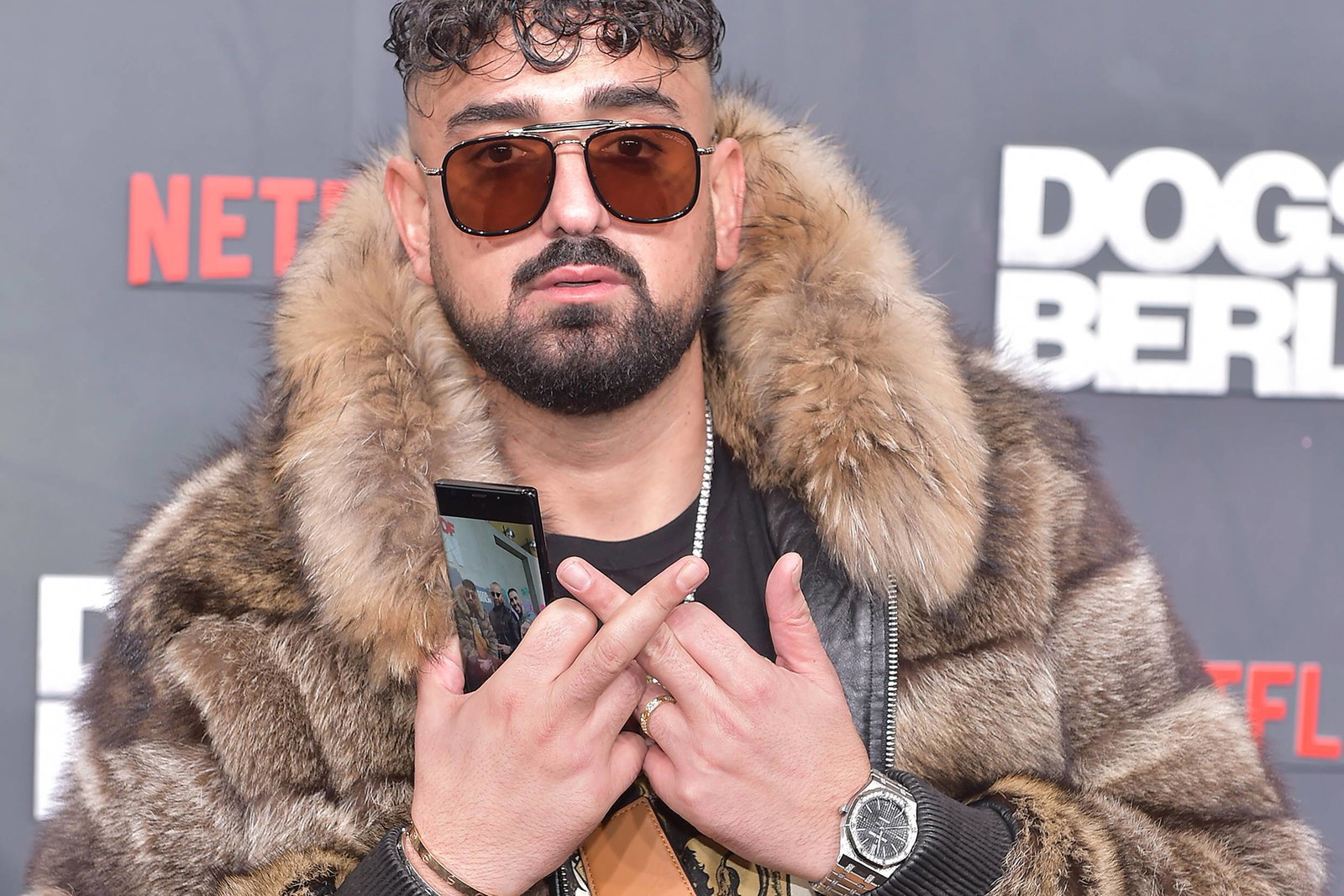 Rapper Haftbefehl bei der Premiere von DOGS OF BERLIN in Berlin